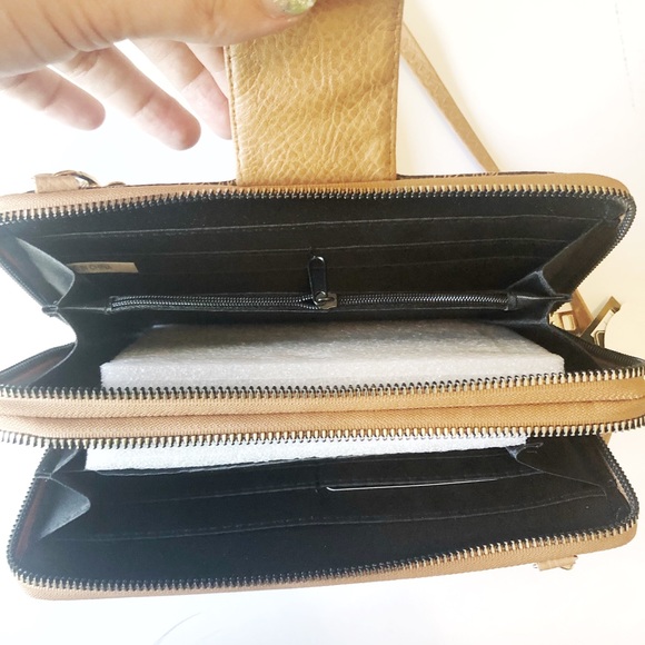 NEW BEVERLY HILLS CROSSBODY /WRISTLET WALLET PURSE - Picture 3 of 6